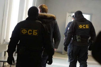 В Калуге арестованы четверо сотрудников оборонного завода за получение взяток на сумму в 2,4 миллиона рублей