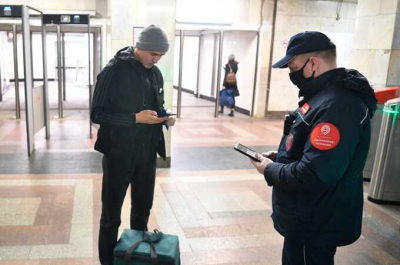 В Москве теперь необходимо предъявить телефон для доступа в метро