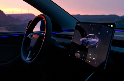 ИИ-помощника Grok интегрируют в электромобили Илона Маска Tesla. Недавно он упражнялся в антисемитизме и называл себя «МехаГитлером»