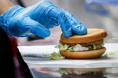 В Москве экс-работник &laquo;Вкусно &mdash; и точка&raquo; потребовал компенсацию за переработки и вред здоровью